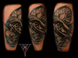 Tatuaż wykonany przez artystę z naszego studia - zapraszamy :) Studio tatuażu D13 znajduje się w samym sercu Toruńskiej starówki z pięknym widokiem na rynek staromiejski.To kolejne studio jakie prowadzimy pierwsze znajduje sie w Luksemburgu teraz czas na Polske ** Oferujemy ** - Zakrywanie, przerabianie, poprawianie starych tatuaży - Realizowanie najśmielszych pomysłów na tatuaże ** Gwarantujemy ** - Sterylne warunki - Atrakcyjne ceny - Fachową pomoc - Mnóstwo wzorów i czcionek do wyboru - Profesjonalne podejście do każdego klienta - Miłą atmosferę