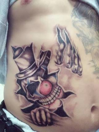 Tatuaż wykonany w więzieniu maszynka samorobka. 