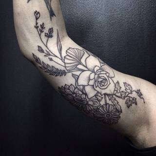 Tatuaż z kwiatami i duża róża