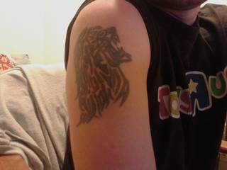 Tatuaż zrobiony 16 lat temu maszynką domowej roboty mam prośbę do was dajcie jakiś fajny cover ja nie mam pomysłu w temacie wikingów itp bardzo mi zależy muszę coś z tym zrobić z góry dziękuje do niedzieli mam czas jak coś fajnego podeślecie i zrobię to się wam nim pochwale