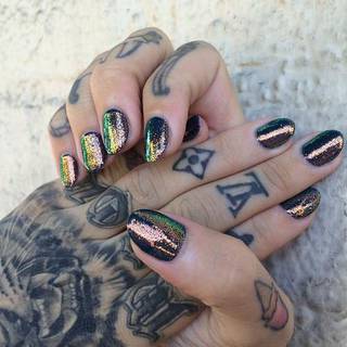 Tatuaże na dłoniach i palcach. Różne wzory i symbole