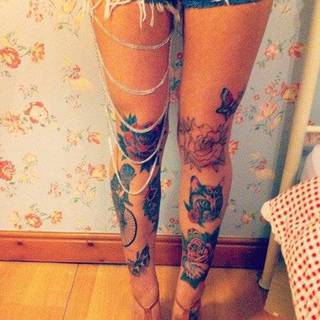 Tatuaże na obu nogach (oryginalne, bo tym razem nie na udach). Na jednej i na drugiej nodze około cztery tatuaże.