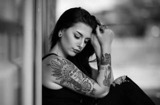 Tatuaże na rękach i piercing m.in. kobieta z indiańskimi piórami