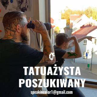 TATUAŻYSTA POSZUKIWANY !!!! Nawet razem Wszyscy wzięci w "Speak In Color" mamy nadal za mało rąk, by ogarnąć te m2 skóry !!! Dlatego potrzebujemy kolejną osobę do Naszego Teamu. Klimacik mamy fajny, suchary lecą że ho ho, klientów mamy extra. Tatuujesz?? Rysujesz?? Malujesz??? Wyślij nam 10 Tatuaży oraz 10 Projektów/ Rysunków no i CV na >>>>>>>> speakincolor1@gmail.com W tytule wpisz "CV 2018 - (oraz swoje imię nazwisko/ ksywkę)" 
ps. rozważymy także osoby chcące przyuczyć się do zawodu Tatuażysty, nie bój się, ślllliiiij maila !!!