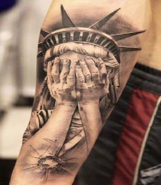 This blindfolded angel was inked by Dani Martos. Highly detailed. Black and greys.
źródło: pinterest.com