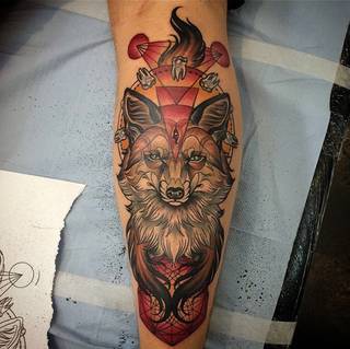 Totemiczny tatuaż lisa na przedramieniu.