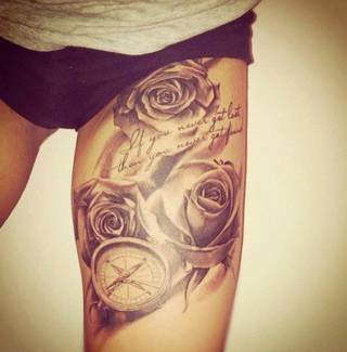 Trzy róże, zegari napis "If you never get lost then you never get found" na udzie.