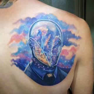 Twarz spowita w kosmicznym tle na prawej łopatce.