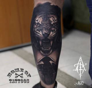 Tygrys przebrany w garnitur na lewej łydce.