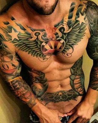 Umięśniony facet z tatuażami