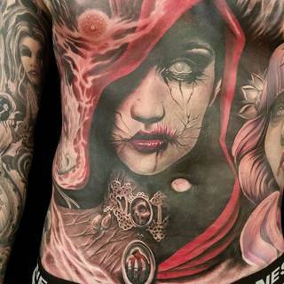 Upiorna twarz wydziarana na plecach.