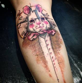 W najczarniejszej godzinie sięgamy po symbole nam najbardziej bliskie, nie ważne jak trywialne i dziecinne, lecz działające na nas tak, jak potrzeba nakazuje.