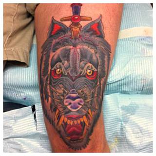 Wilk z mieczem wbitym w głowę.