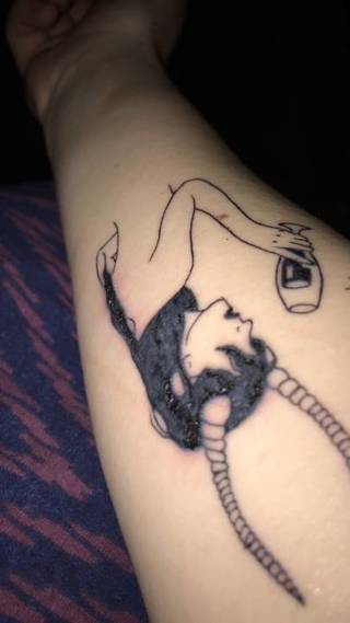 Witam, mam mały problem odnośnie mojego tatuażu. Jest to mój drugi tatuaż, na początku wszystko było git i było ładnie, pięknie. Owinęłam go przed wczoraj na noc żeby nie uwalić wszystkiego maścią... a jak wstałam to się przeraziłam. Zdjęcie robione świeżo po zrobieniu i kolejne wczoraj. Tatuaż robiłam we wtorek a odparzenie wystąpiło z czwartku na piątek. No i żeby tego było mało kolor tak jakby znikł...