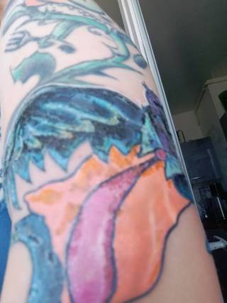 Witam . Tatuaż zrobiony 9 dni temu po dwóch dniach zaczął się gnoic . Ręką zrobiła się czerwona obolała i spuchnięta . Przemyślałam wodą i płynem do higieny intymnej po przesuszeniu alantan plus. Dodam że to był cover . Gościu który to robił bardzo długo siedział nad nim i dużo dawał barwników ...
Może to uczulenie na color ? Sama nie wiem .