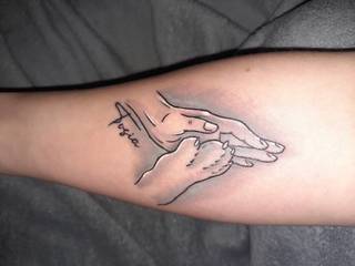 Witam, wczoraj robiłam swoją pierwszą dziarke i trochę panikuje bo mam alergie na parę rzeczy.. czy ten tatuaż jak na razie dobrze wygląda? Nie jest za bardzo zaczerwienione?