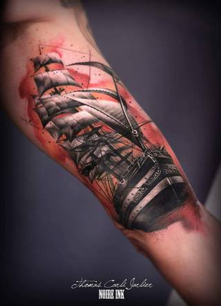 Wizerunek statku gnającego przez wody na lewym bicepsie.