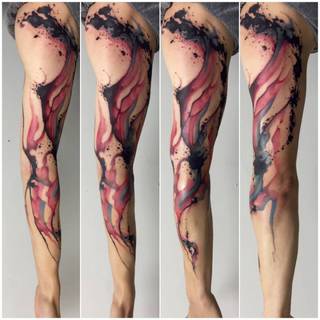 Wodne, abstrakcyjne kształty idące przez całą rękę.