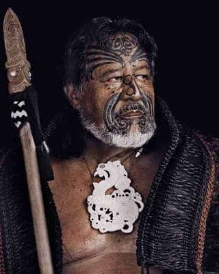Wojownik Maori z "Moko" - wytatuowaną twarzą.