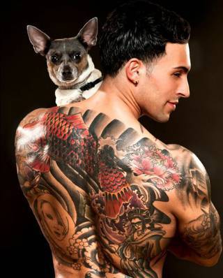Wytatuowany facet i słodki piesek