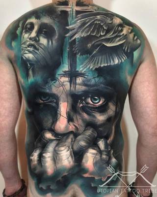Wytatuowany na plecach motyw odwiecznej walki dobra ze złem.