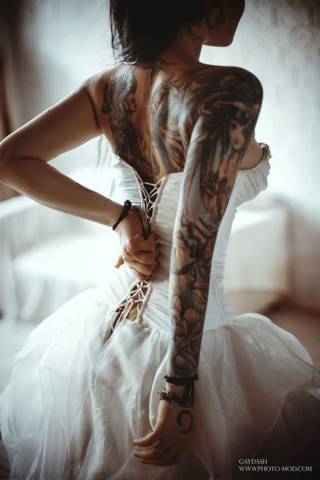 Założę się, że wychodzi za tatuażystę