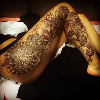 Zgrabna noga pokryta niezwykłym tatuażem. Wykonanie: Marco Manzo