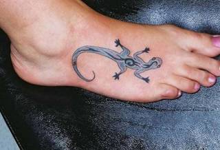 Zielona jaszczurka na stopie.