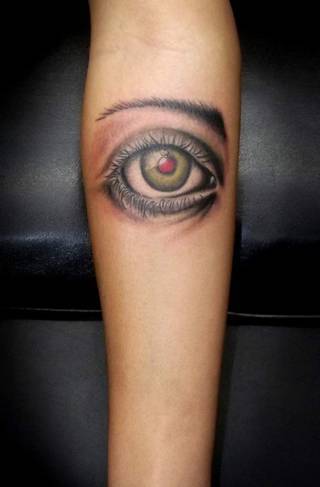 Zielone oko na ręce i brew