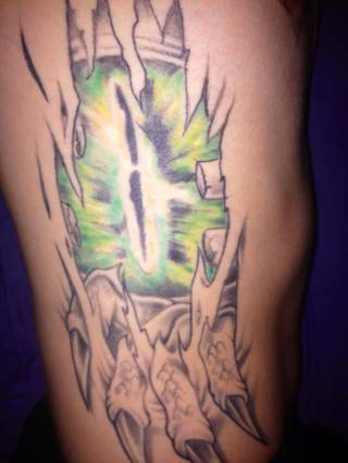 zielone oko saurona na żebrach