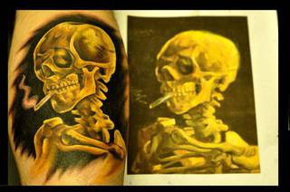 Żółty tatuaż szkieleta palącego papierosa.