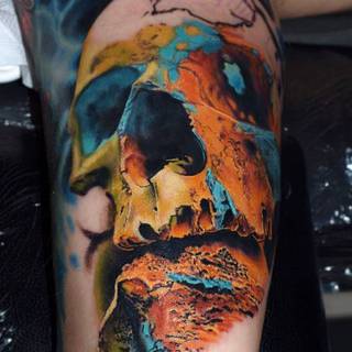 Żywa dziara czaszki.