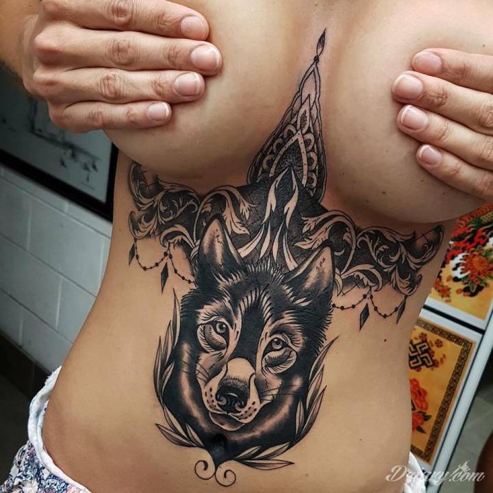Tatuaż Wilk pod piersiami